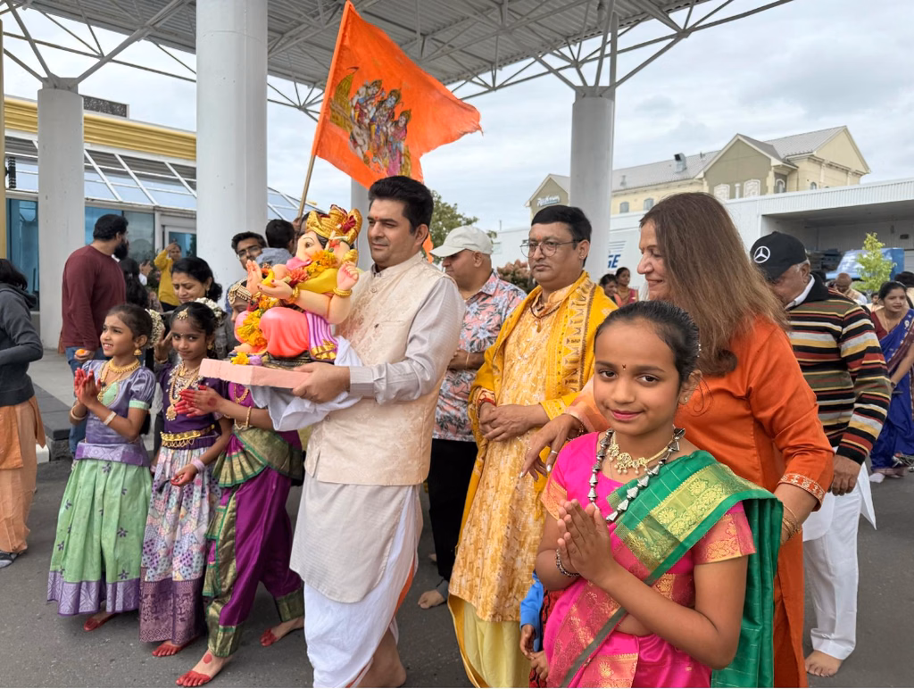 લેક ઓન્ટારિયોના તરંગો પર ગૂંજ્યો ગણેશ ભક્તિનો મહાનાદ: મિસિસાગા અને પિકરિંગમાં દ્વિ-દિવસીય ગણેશોત્સવ અને વિસર્જનની ભવ્ય ઉજવણી